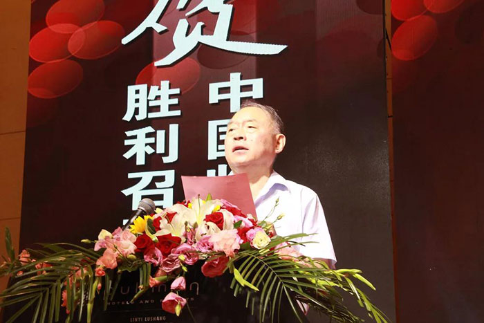 中國(guó)林產(chǎn)工業(yè)協(xié)會(huì)秘書(shū)長(zhǎng)石峰先生 中國(guó)林產(chǎn)工業(yè)協(xié)會(huì)秘書(shū)長(zhǎng)石峰先生